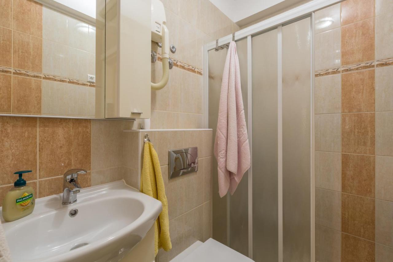 Apartment With A Parking Space - 2216 Poreč
